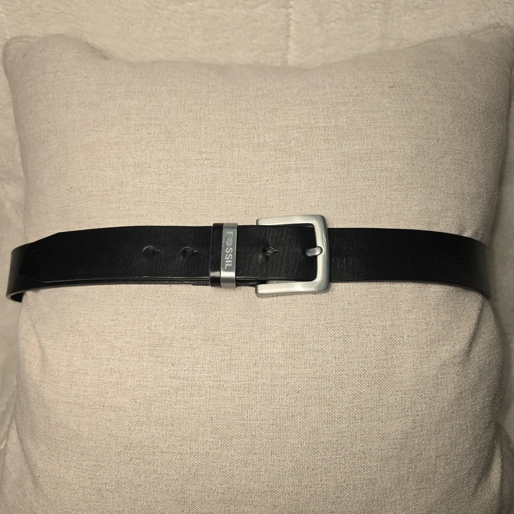 CLASSIC FOSSIL BRAND GENUINE BLACK LEATHER BELT SILVER BUCKLE MENS SIZE 42 EUC
